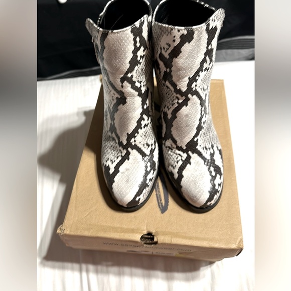 Aldo Boots size 6.5  (37) Snake skin design New Leather 3.75” heels Black Grey - Picture 1 of 12